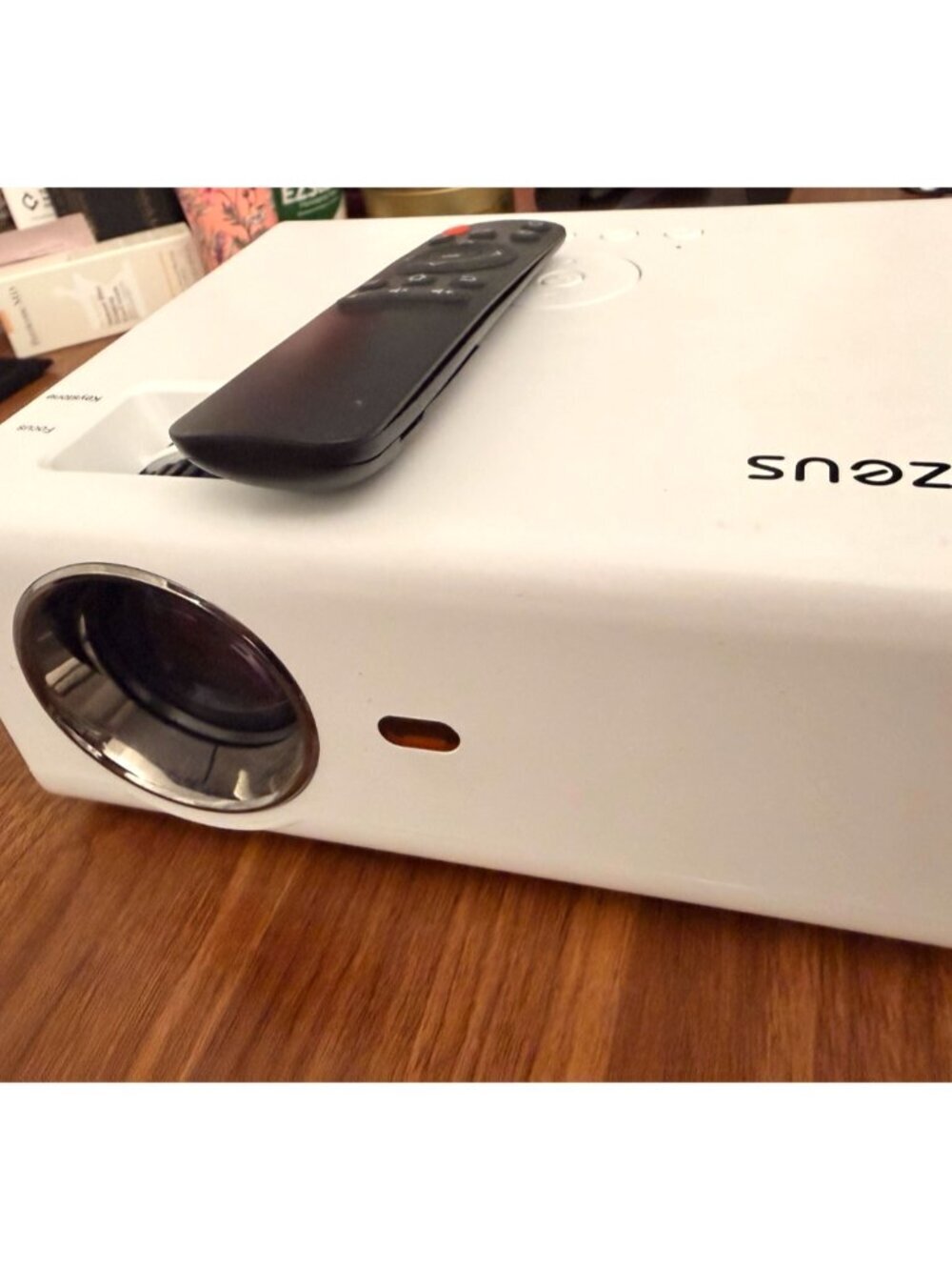 AZEUS RD-822 Video Projector - works, original box, remote, hdmi cable